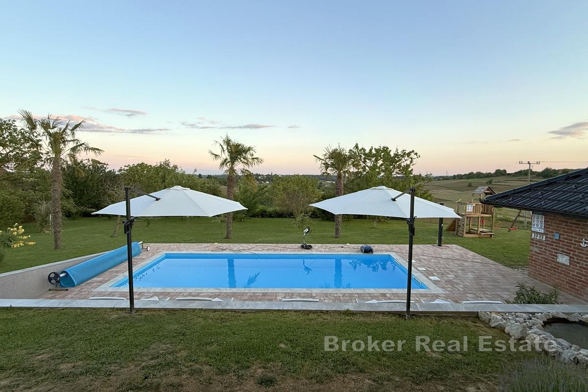 Moderne hus med svømmebasseng