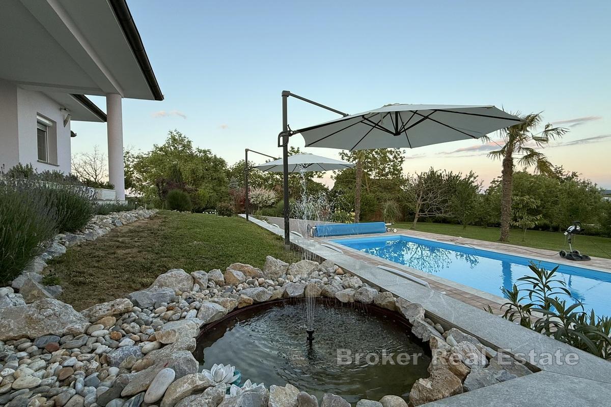 Moderne hus med svømmebasseng