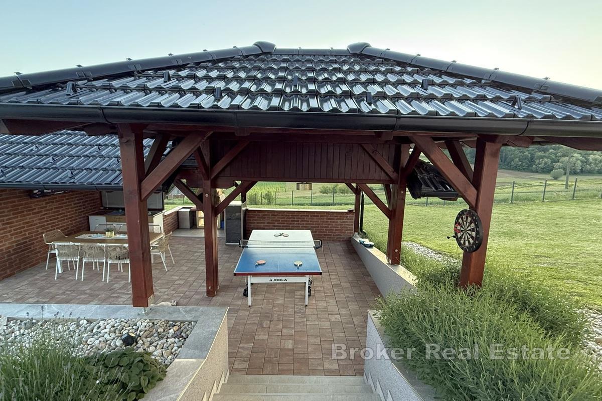 Moderní dům s bazénem