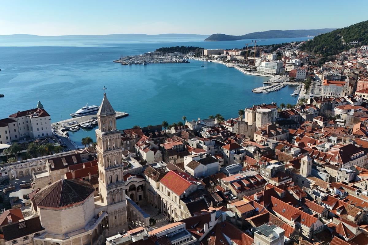 Opportunité exclusive - Espace commercial en plein cœur de Split, à louer longue durée