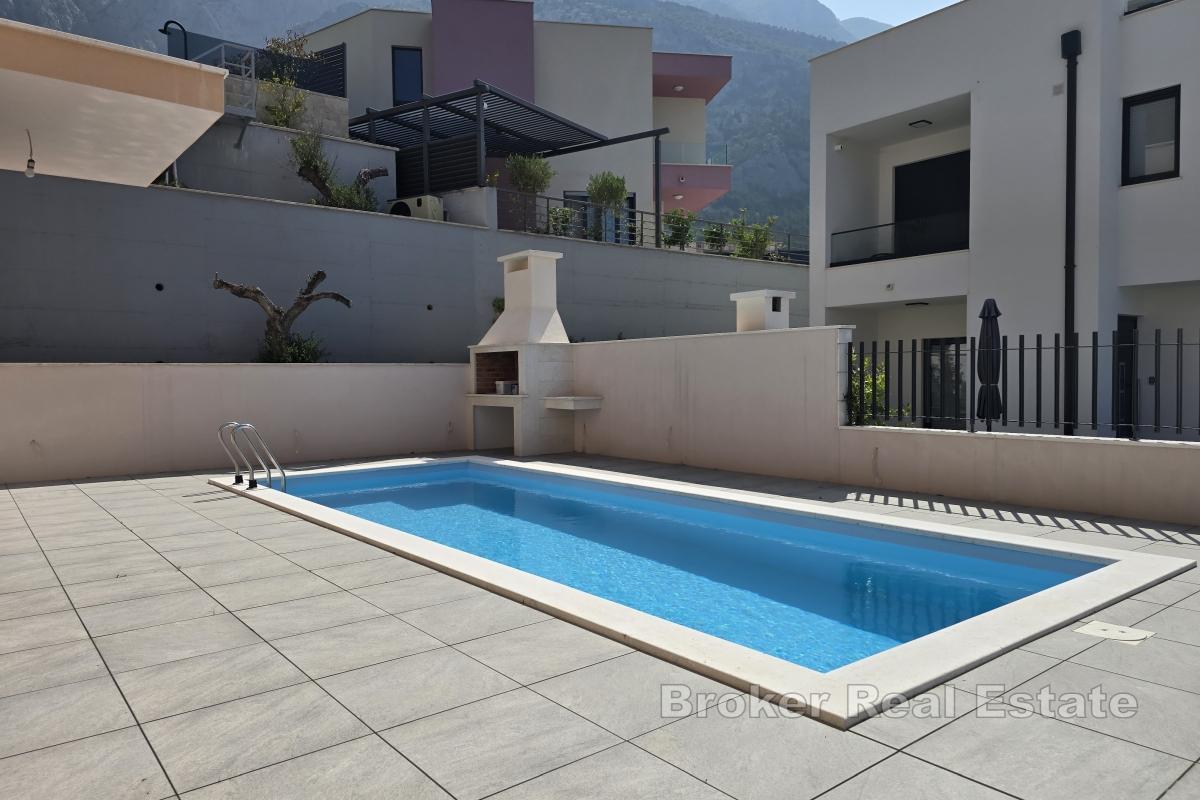 Modernes Haus mit Swimmingpool in attraktiver Lage