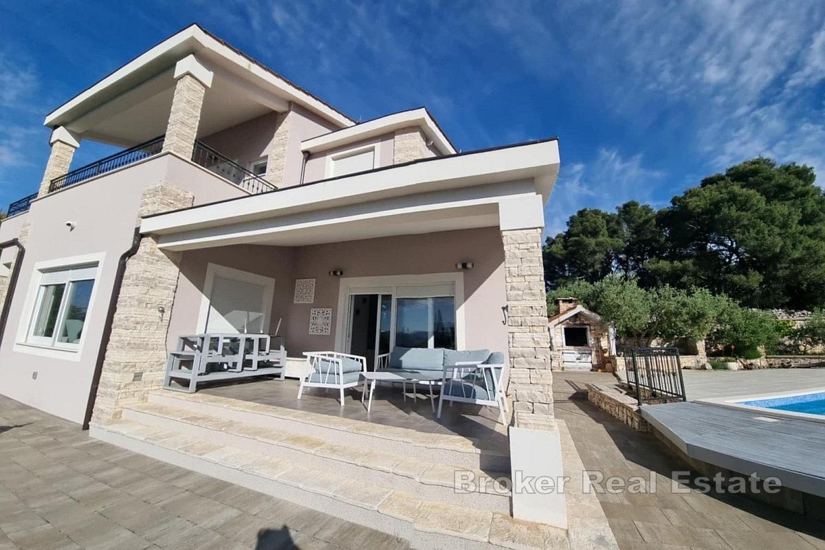 Villa con piscina e vista mare