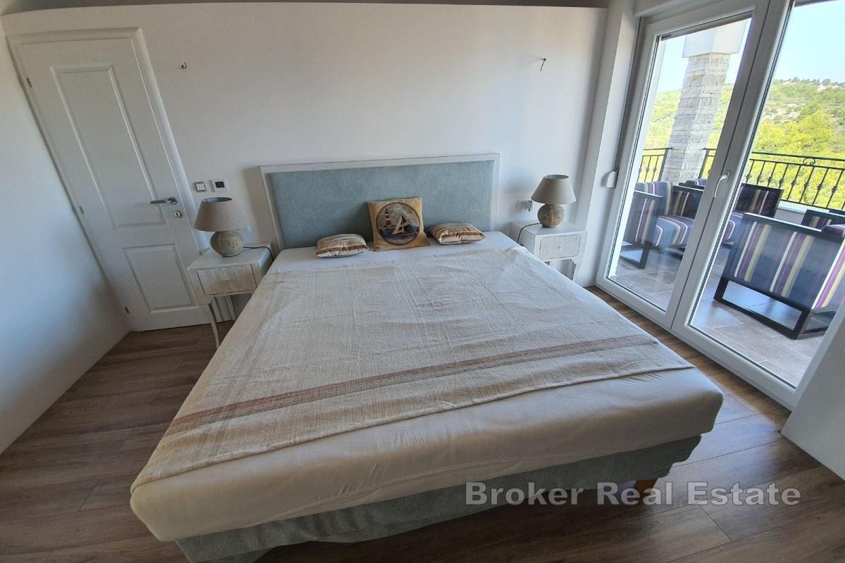 Villa med basseng og åpen havutsikt