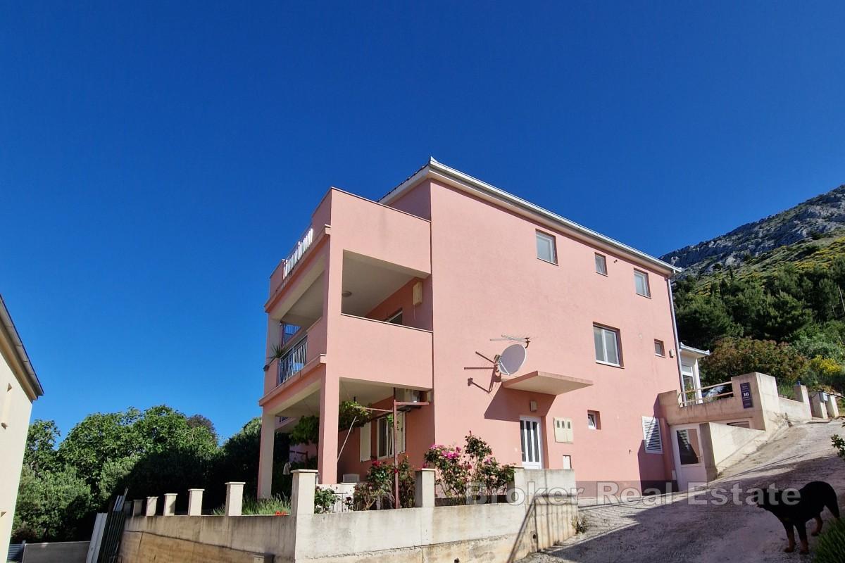 Dom apartamentowy z widokiem na morze