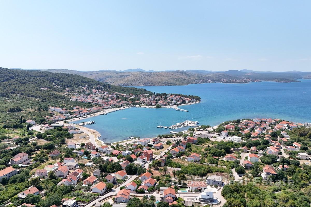 Stavební pozemek s koncepčním návrhem