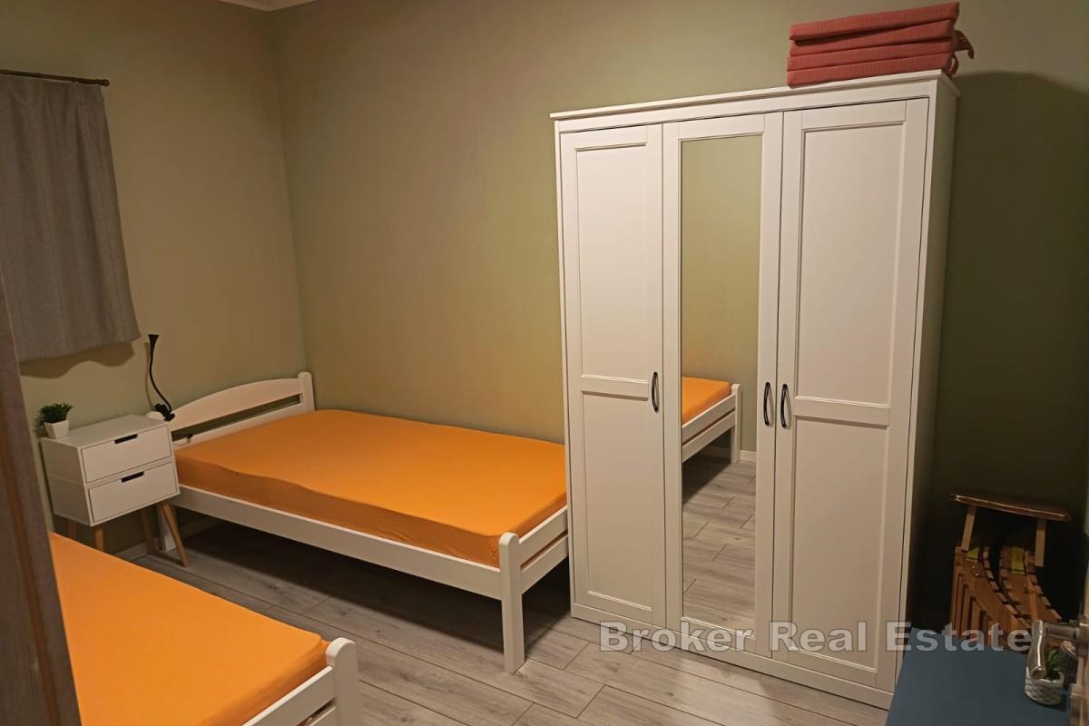 Hus med basseng og havutsikt