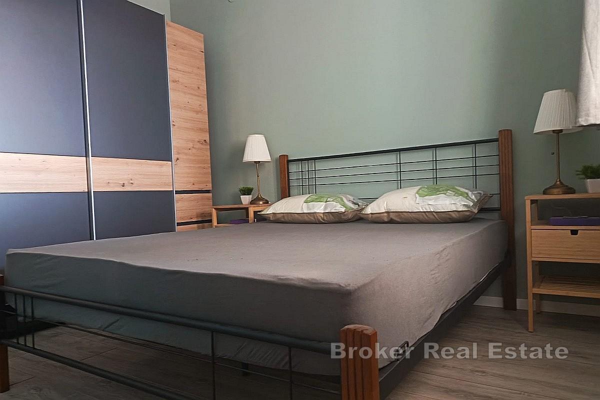 Hus med basseng og havutsikt