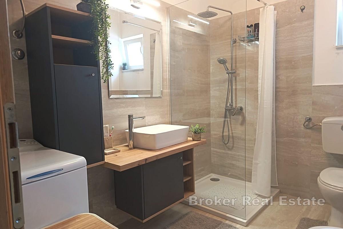 Hus med basseng og havutsikt