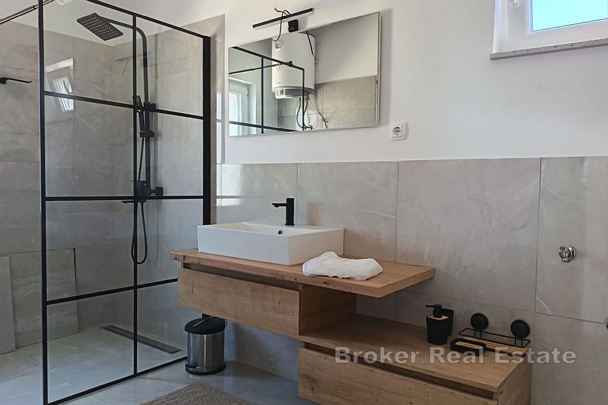 Hus med basseng og havutsikt