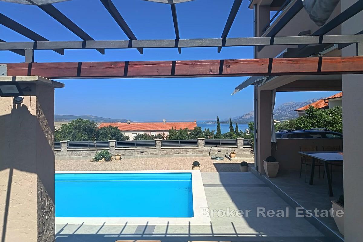 Hus med basseng og havutsikt