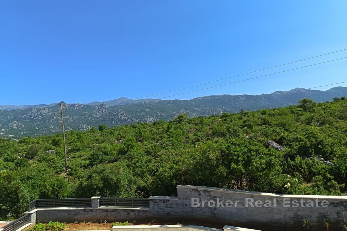 Hus med basseng og havutsikt