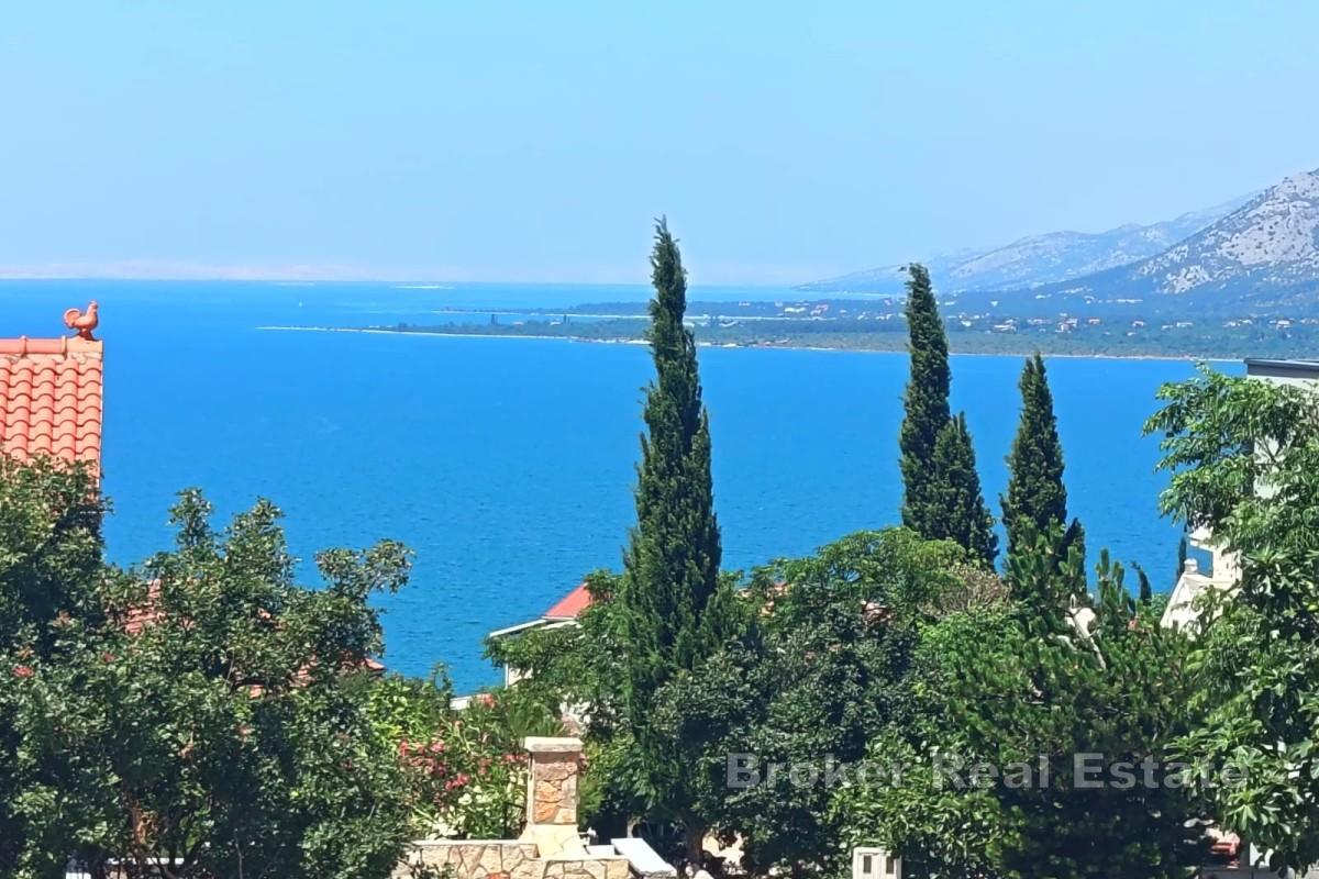 Hus med basseng og havutsikt