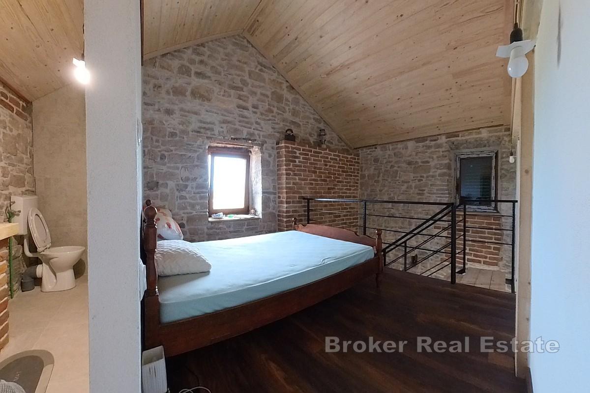 Casa bifamiliare in pietra