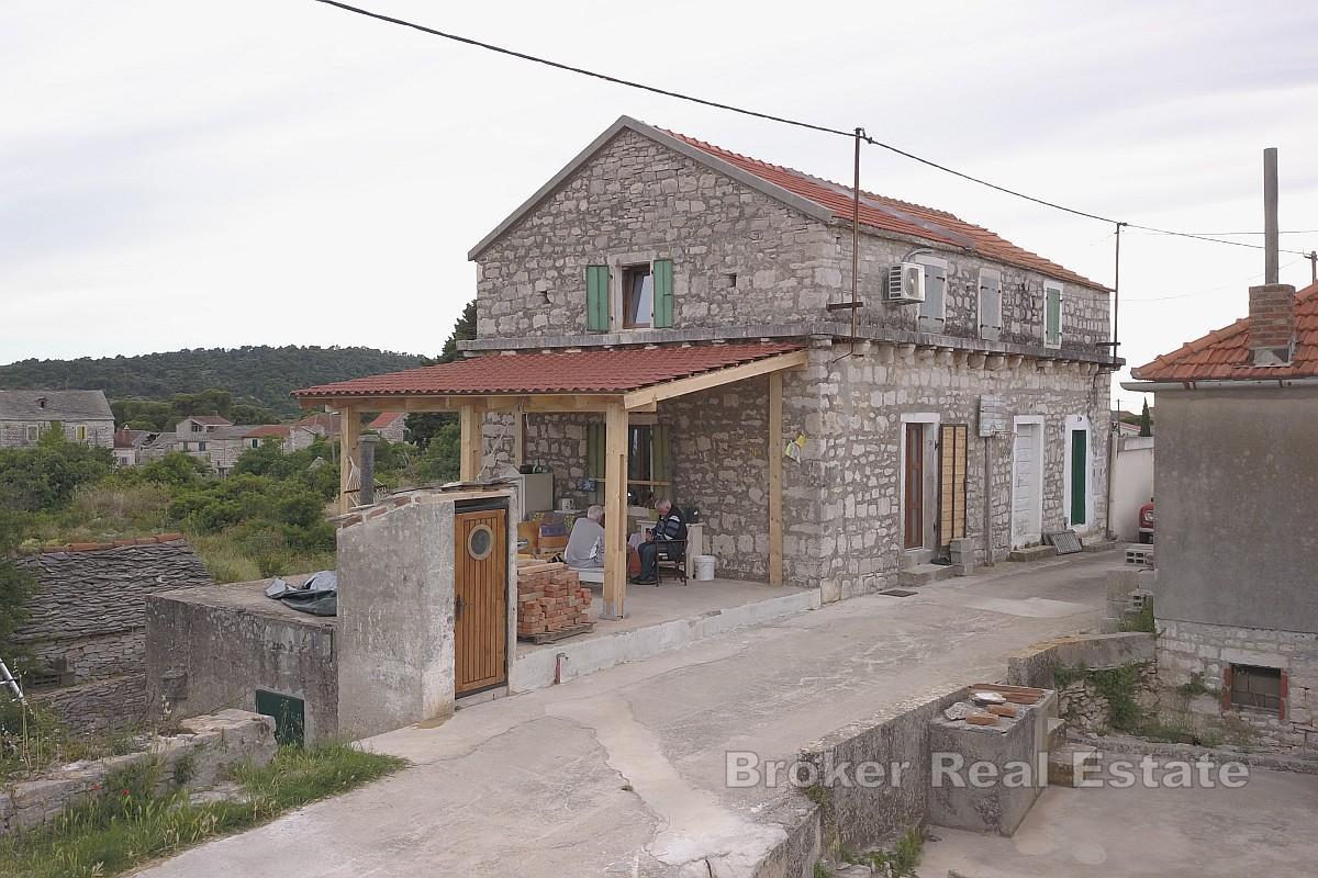 Casa bifamiliare in pietra