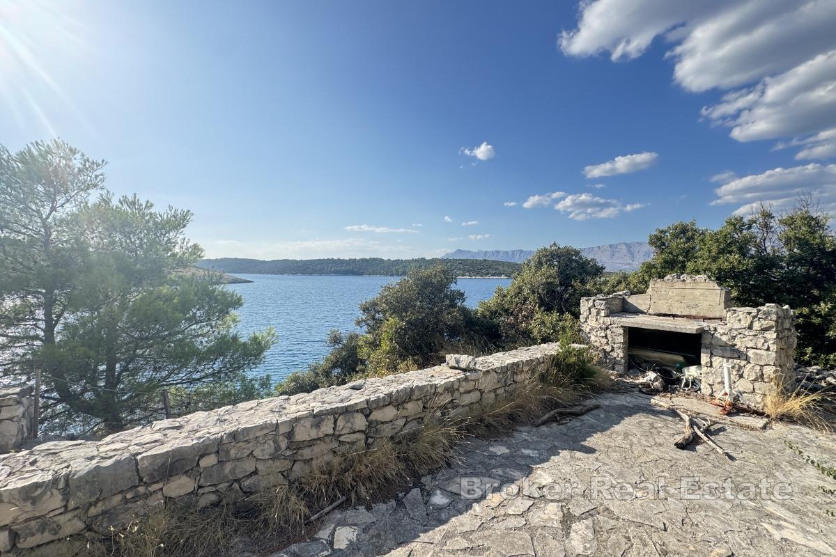 Дом на привлекательном участке в первом ряду от моря