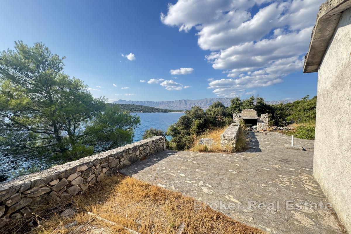 Дом на привлекательном участке в первом ряду от моря