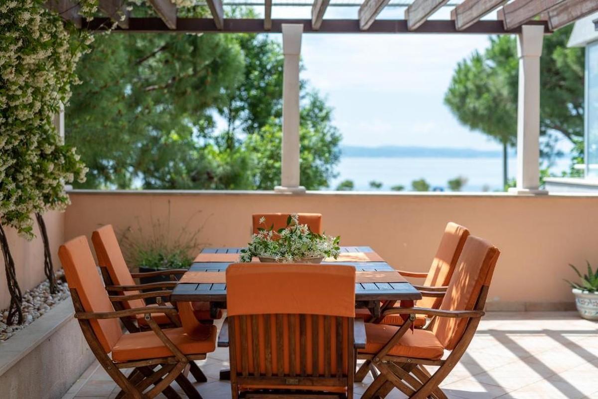 001-5406-30-Split-Spacious-and-fully-furnished-apartment-prime-location-for-rent