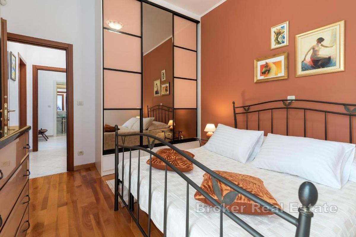 Przestronny apartament z trzema sypialniami w atrakcyjnej lokalizacji