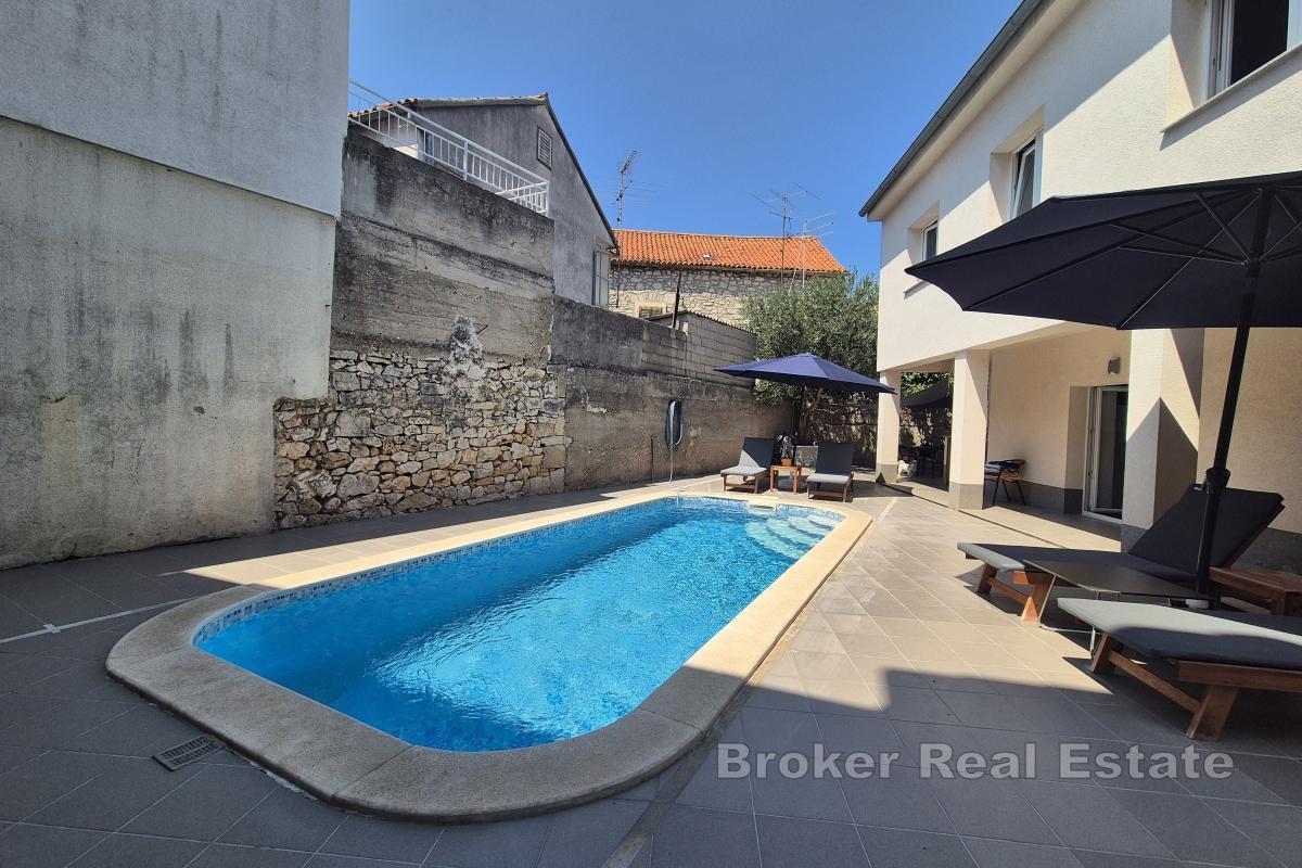 Dvoupatrový dům s bazénem