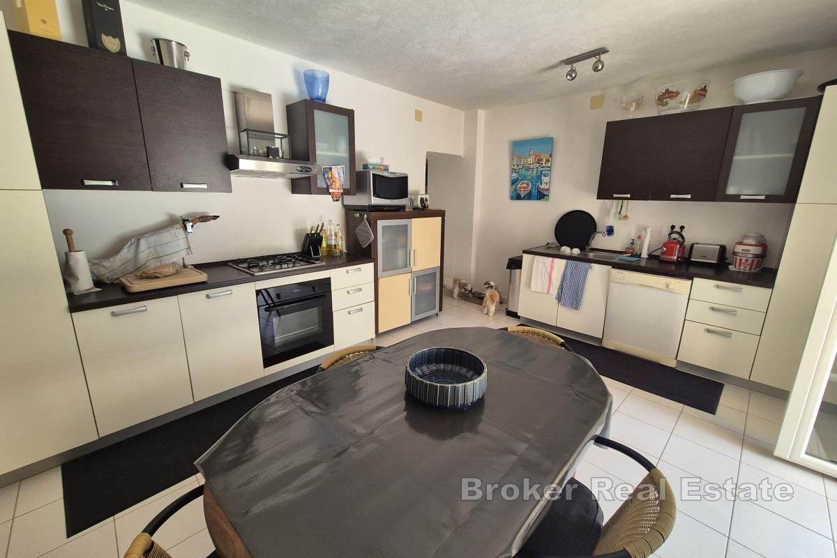 Dvoupatrový dům s bazénem