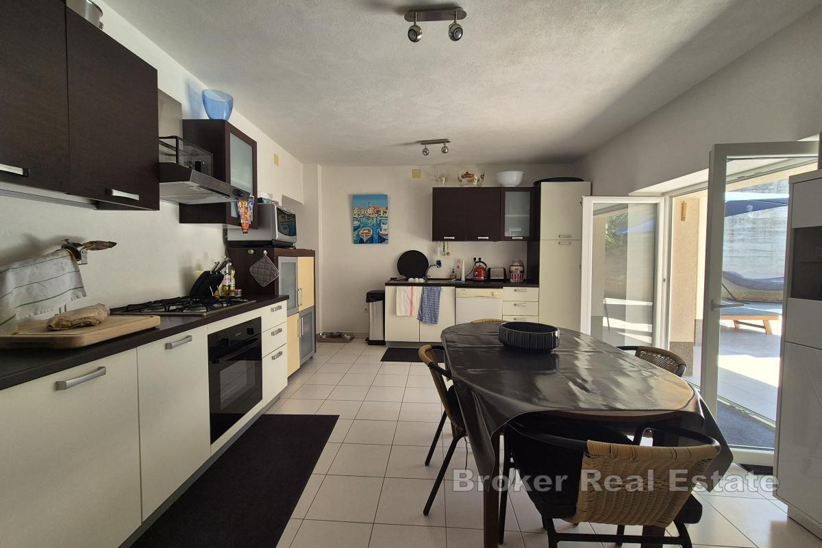 Tvåvåningshus med pool