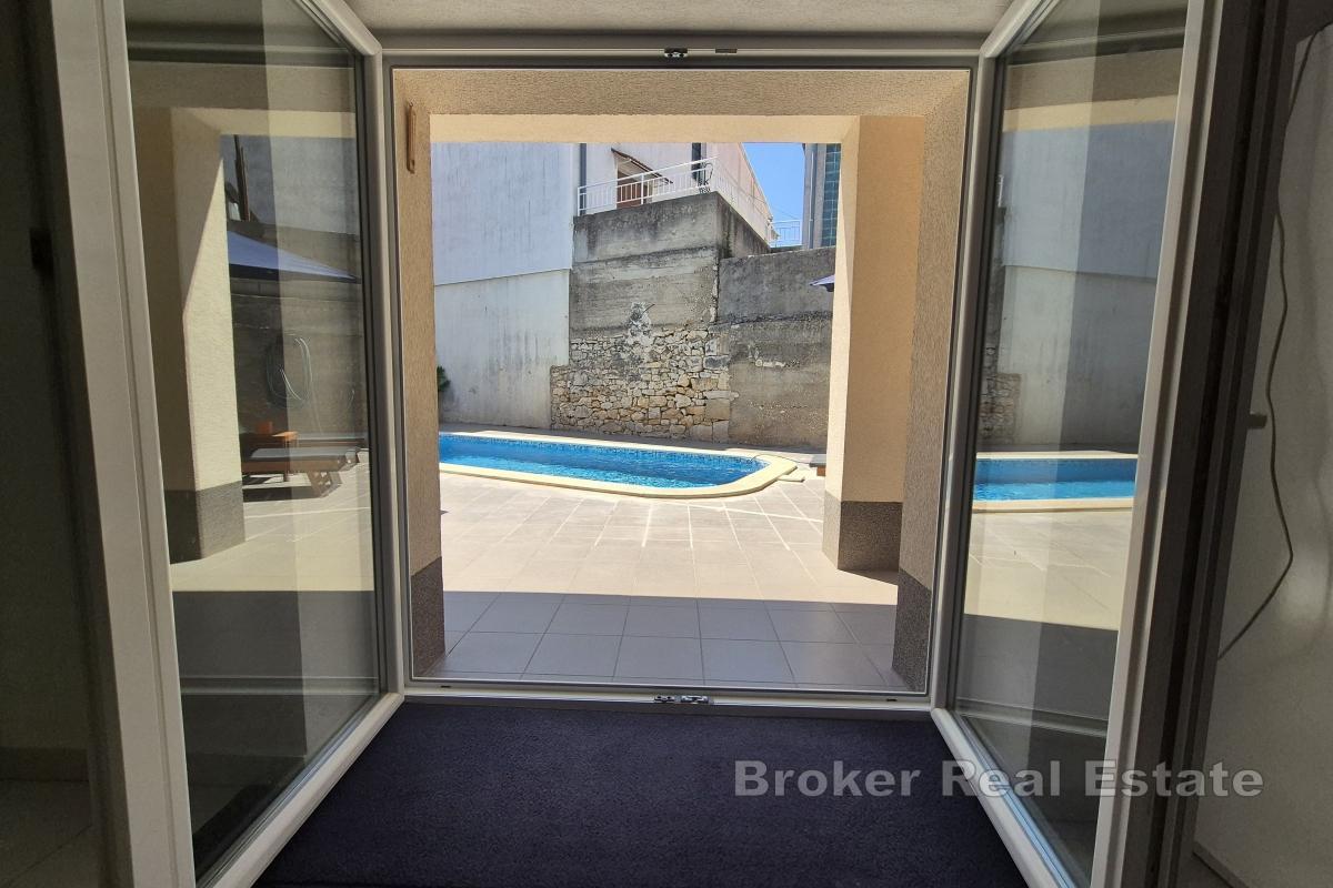 Tvåvåningshus med pool