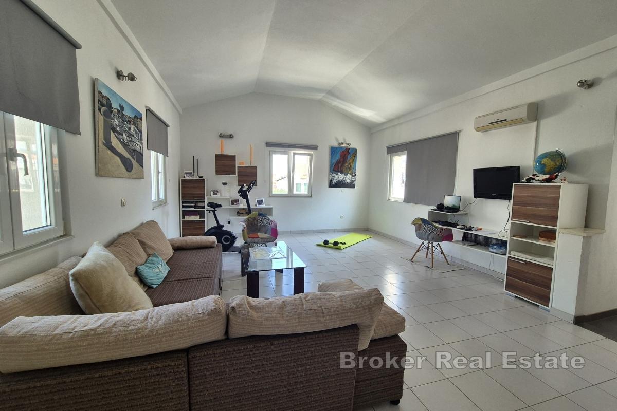 Dvoupatrový dům s bazénem