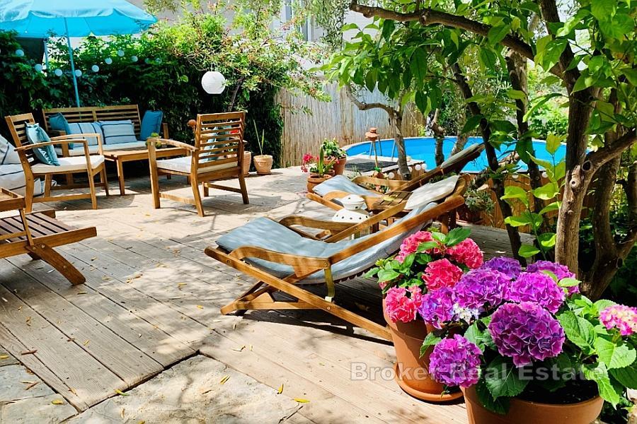 Casa con affermata attività turistica e vista mare