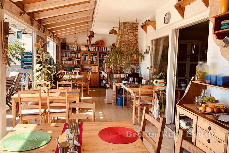 Haus mit etabliertem Tourismusunternehmen und Meerblick