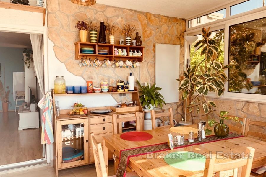 Kuća s uhodanim turističkim poslovanjem i pogledom na more