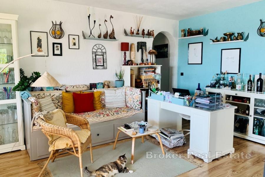 Casa con affermata attività turistica e vista mare