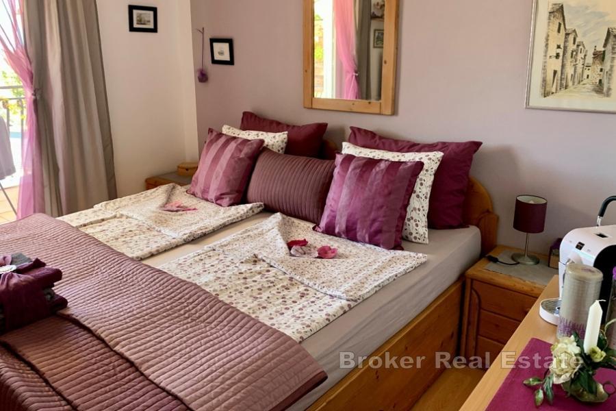 Kuća s uhodanim turističkim poslovanjem i pogledom na more