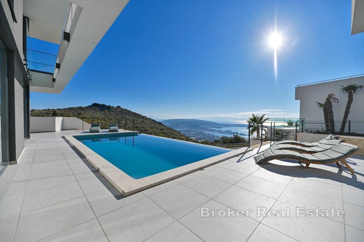 Villa moderna con piscina e vista spettacolare