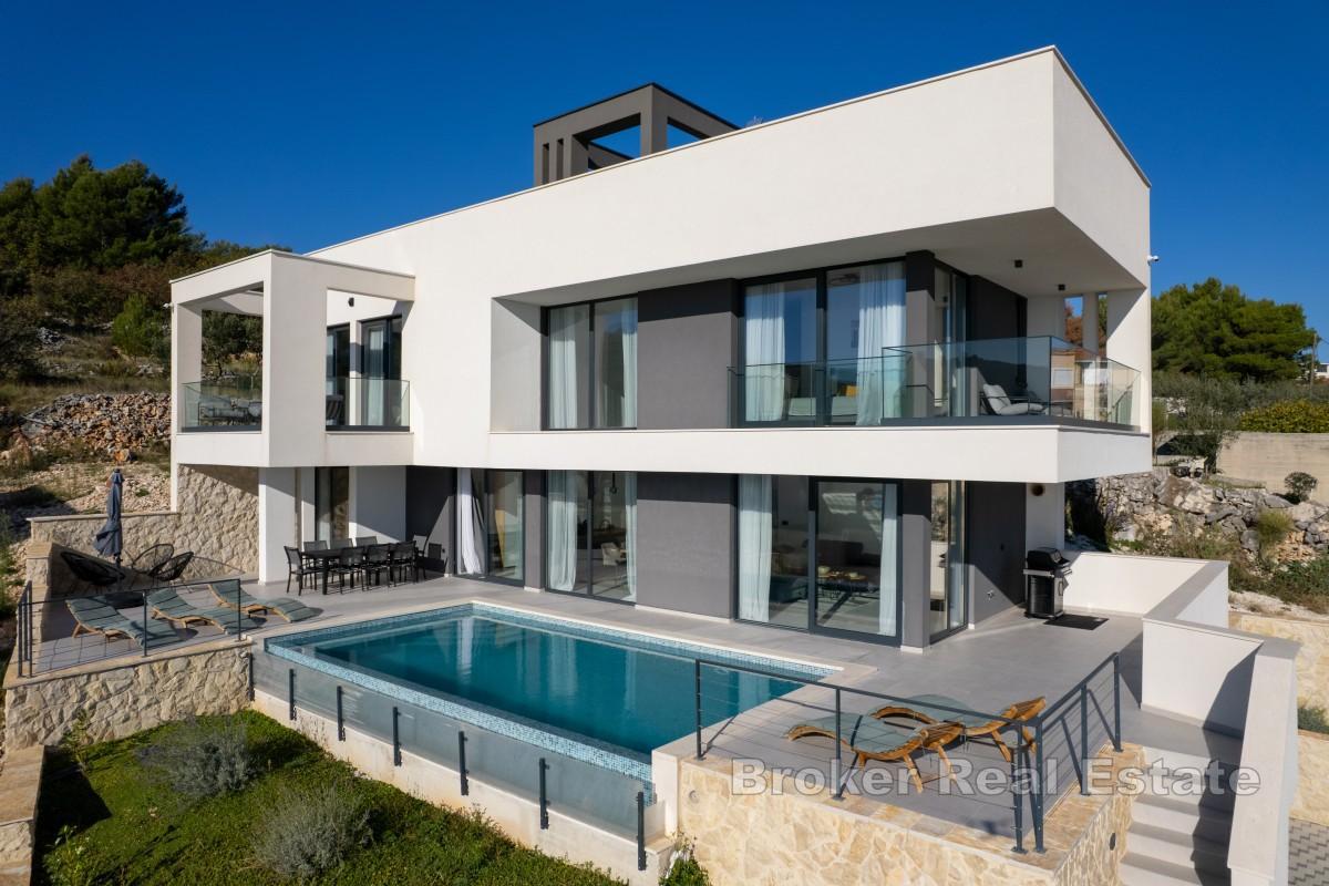 Villa moderna con piscina e vista spettacolare
