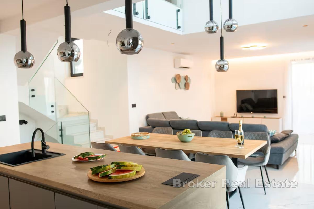 Moderne villa med svømmebasseng og spektakulær utsikt