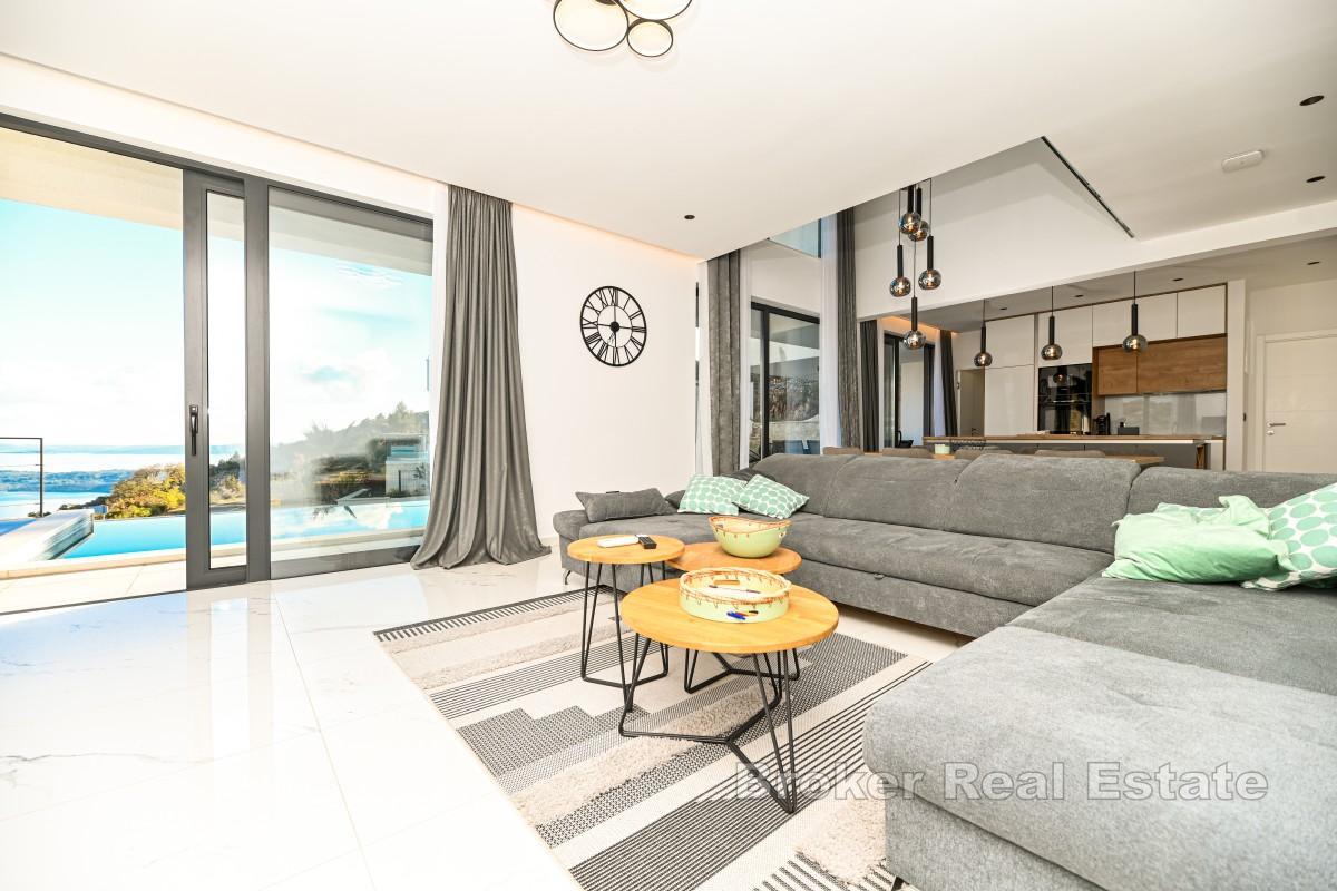 Villa moderna con piscina e vista spettacolare