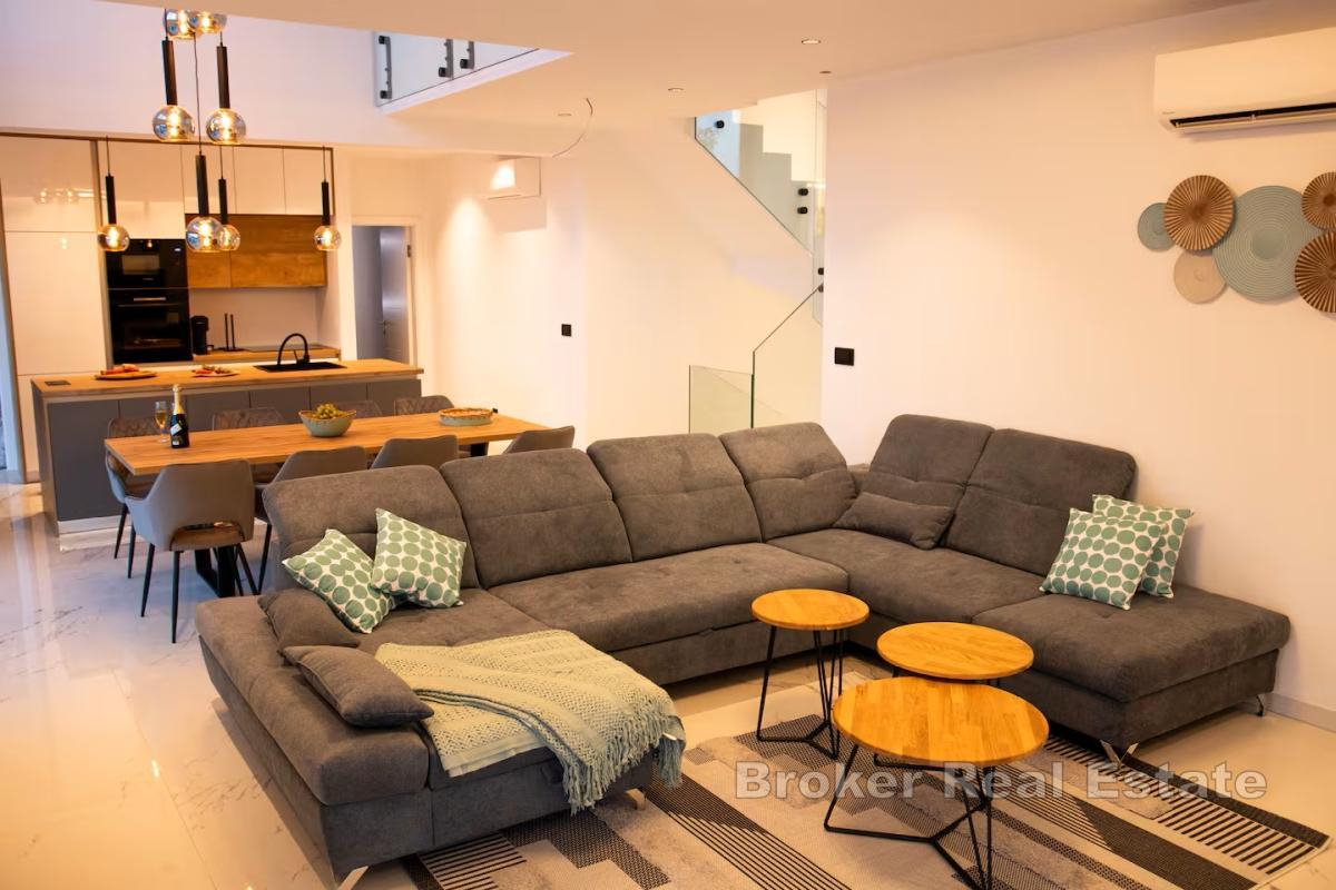 Moderne villa med svømmebasseng og spektakulær utsikt