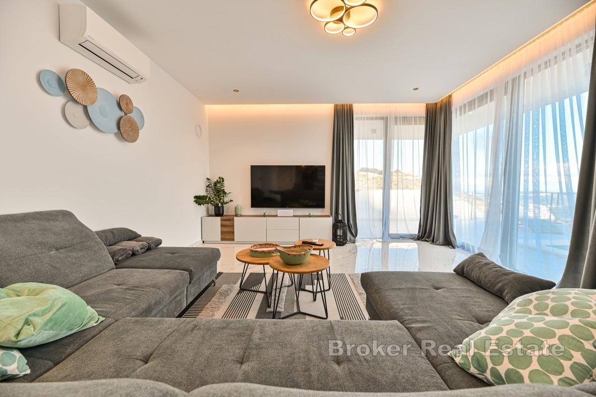 Villa moderna con piscina e vista spettacolare