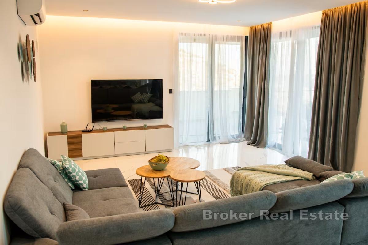 Moderne villa med svømmebasseng og spektakulær utsikt