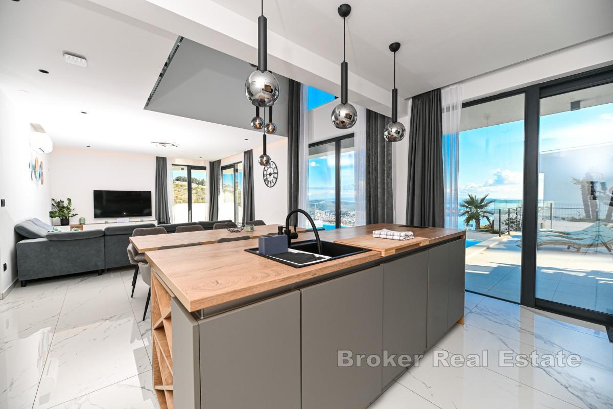 Villa moderna con piscina e vista spettacolare