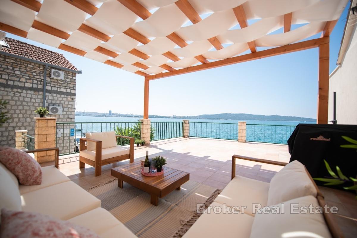 Maison en pierre, première ligne de mer