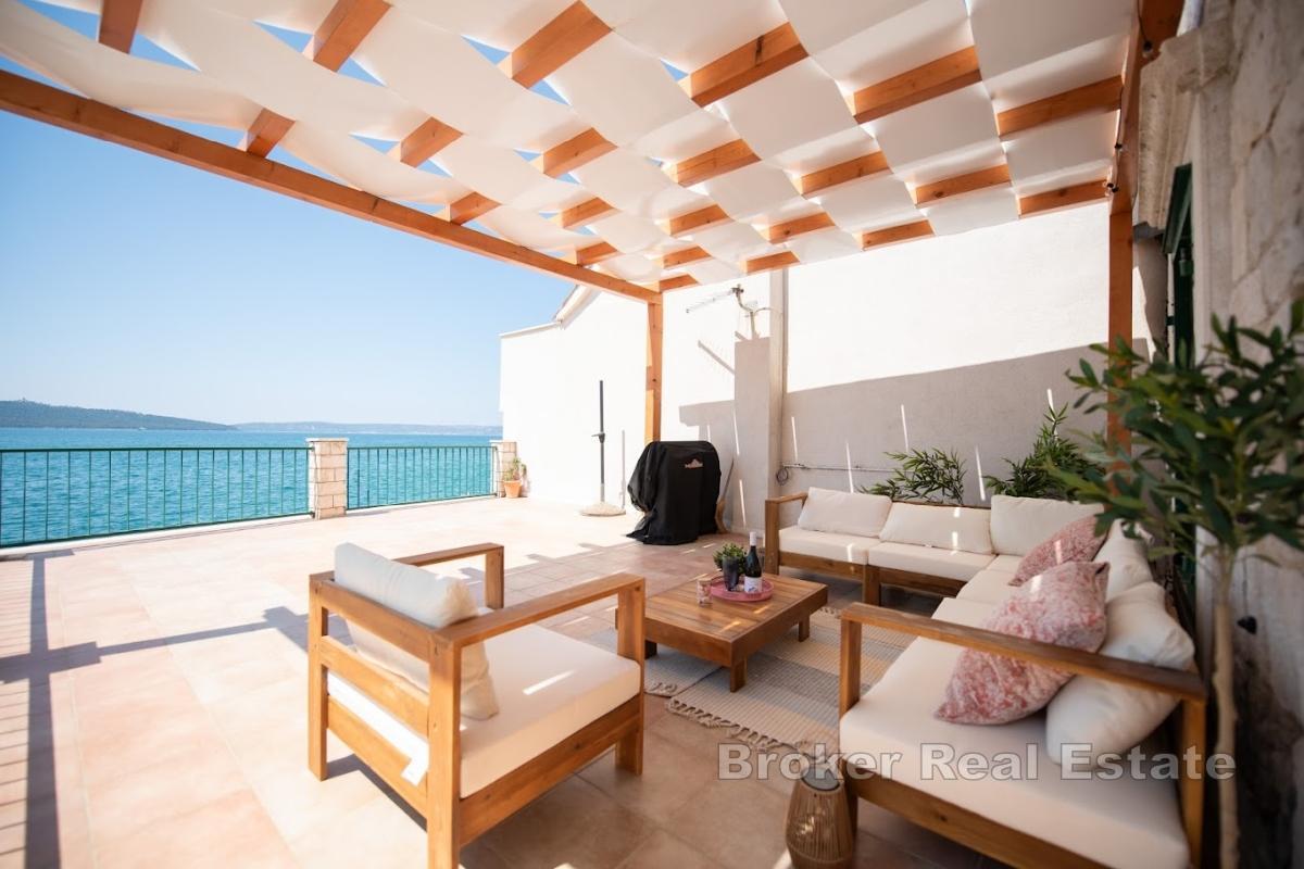 Maison en pierre, première ligne de mer