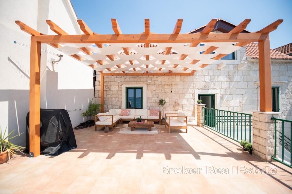 Maison en pierre, première ligne de mer