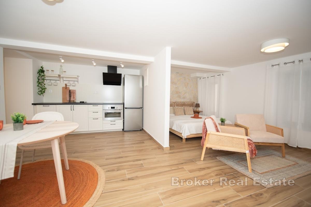 Casa in pietra in prima fila al mare