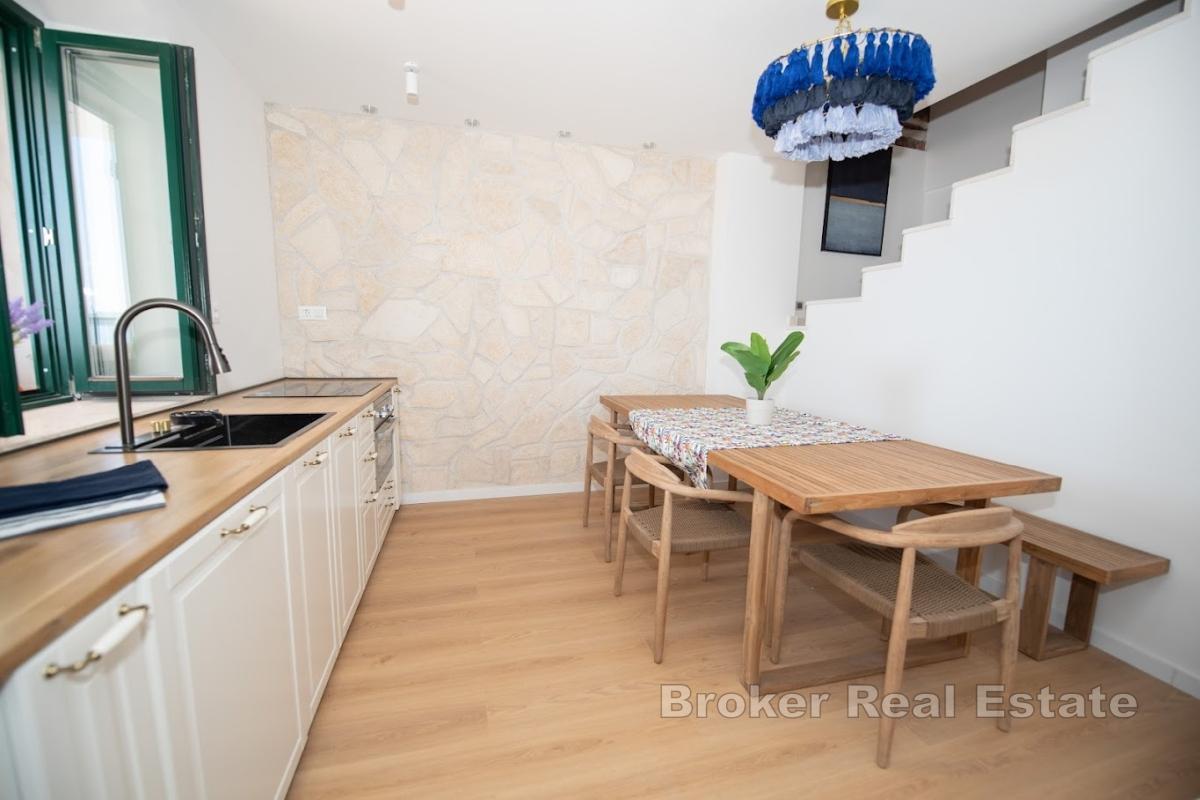 Casa in pietra in prima fila al mare