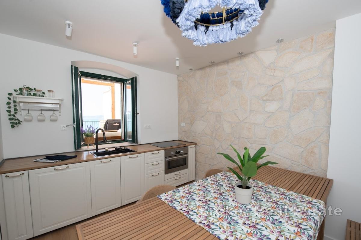 Casa in pietra in prima fila al mare