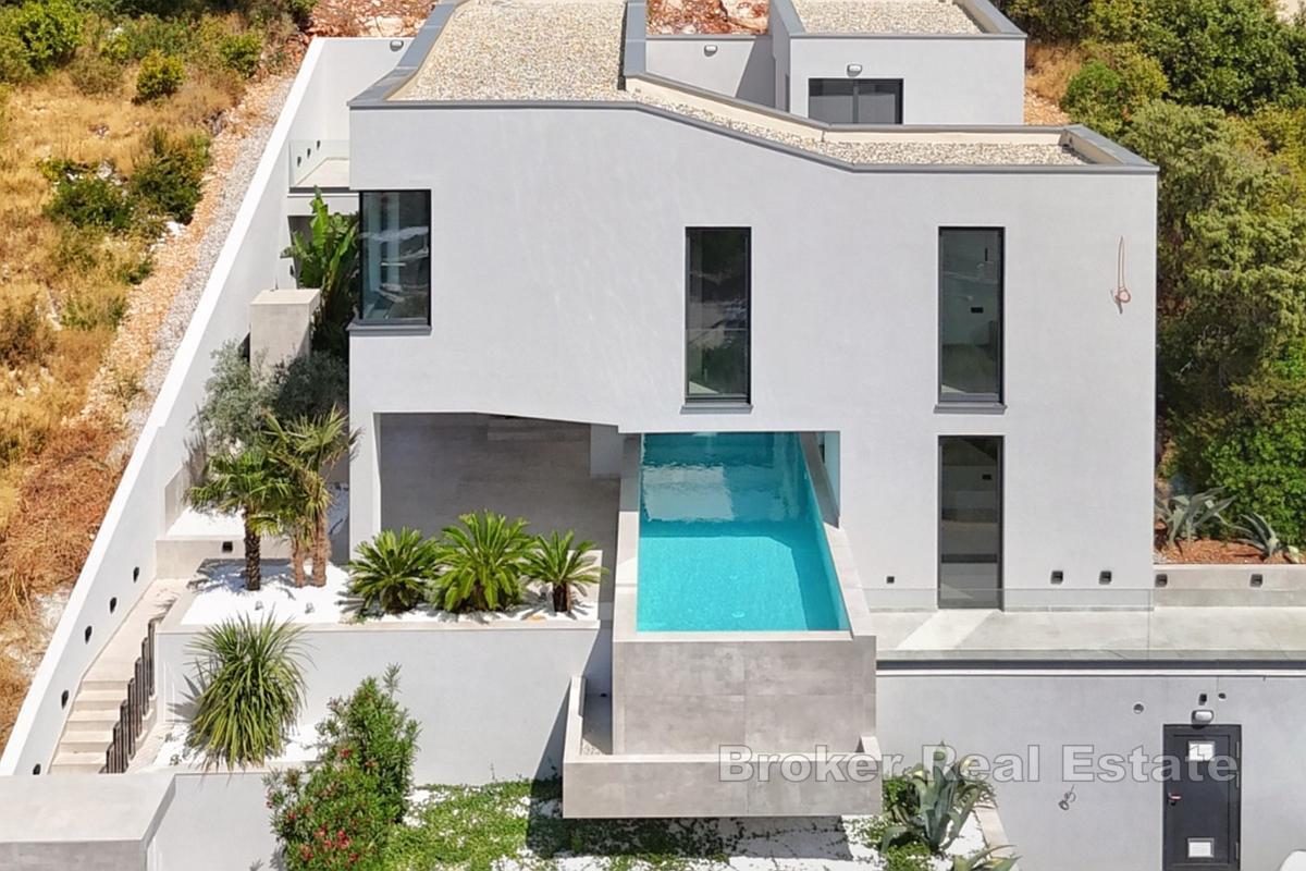 Modern designvilla med pool och havsutsikt