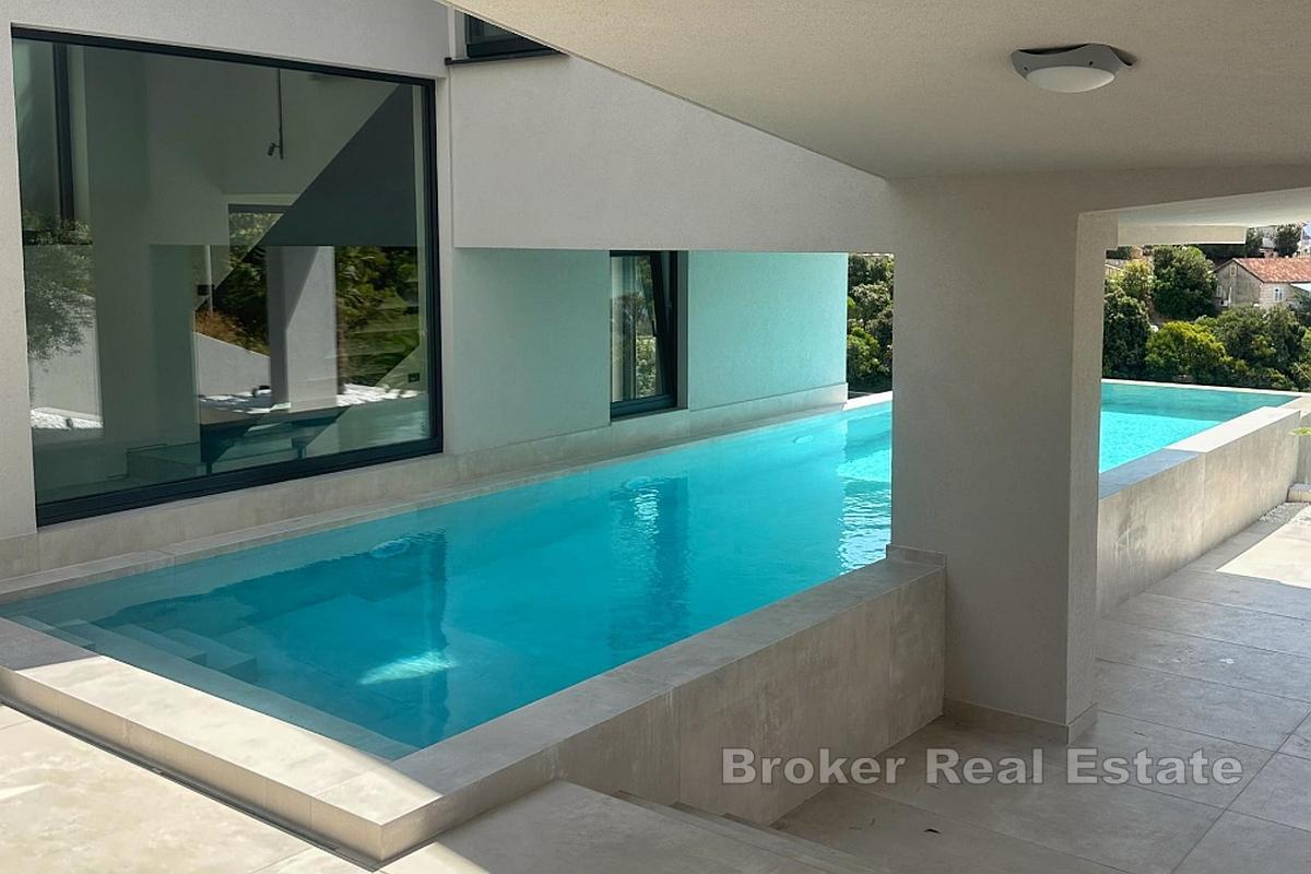 Modern designvilla med pool och havsutsikt