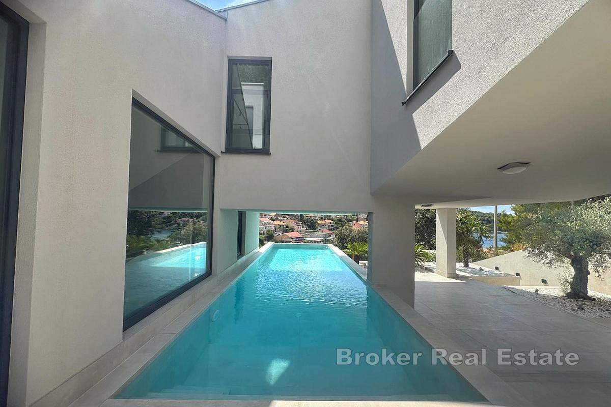 Modern designvilla med pool och havsutsikt