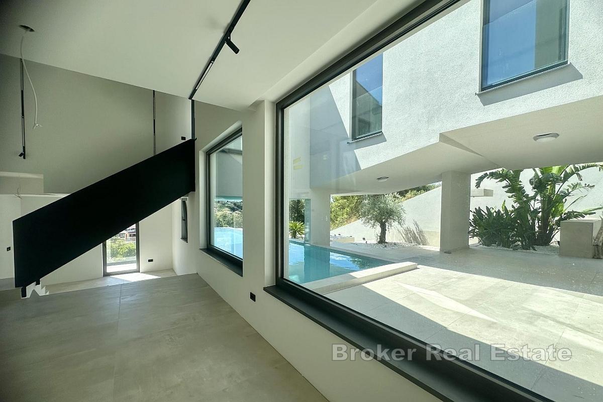 Modern designvilla med pool och havsutsikt